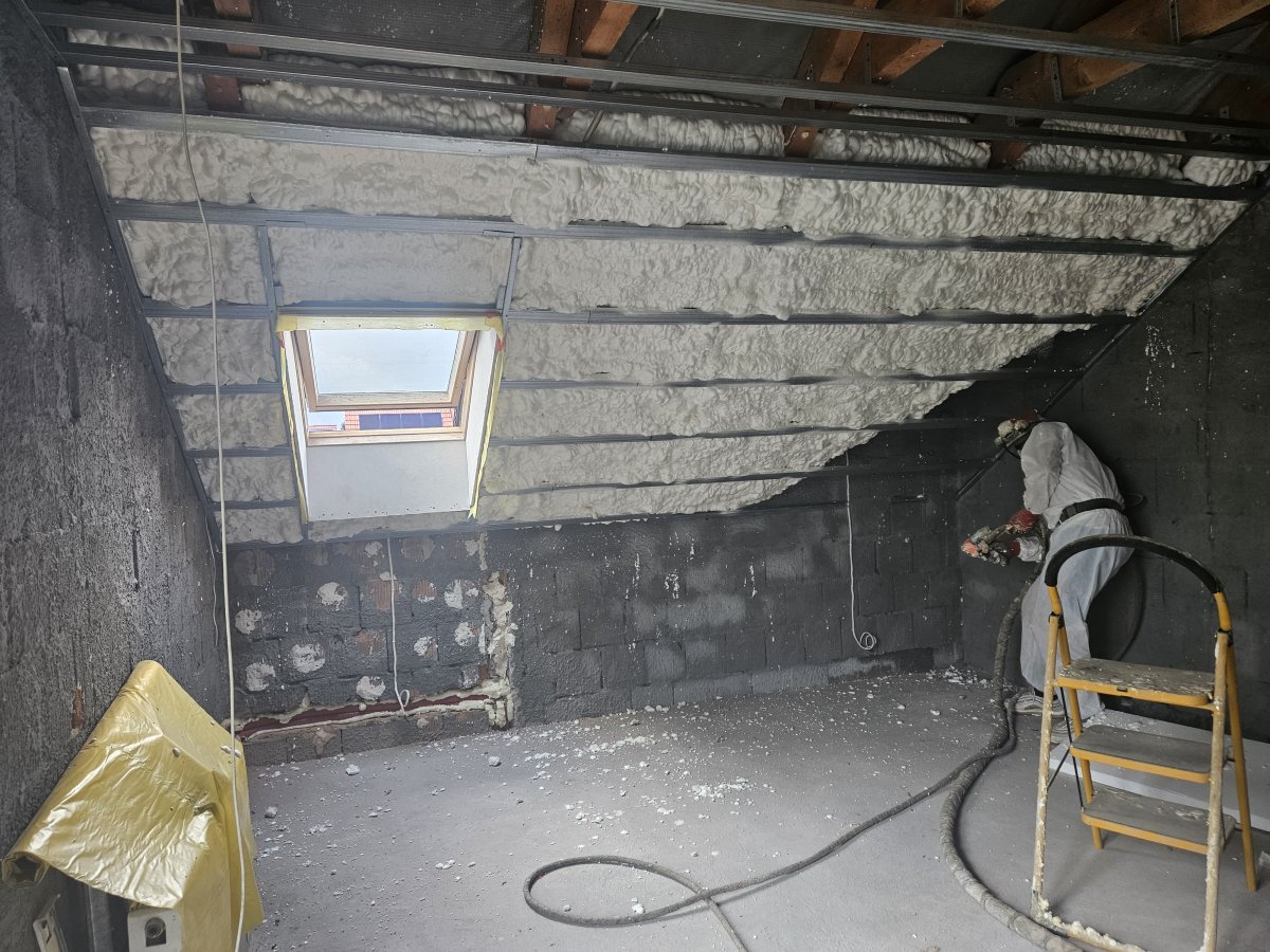 izolacja piana między profilami